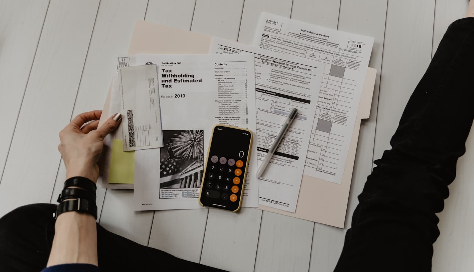 Escritorio con tickets, calculadora y estados de cuenta